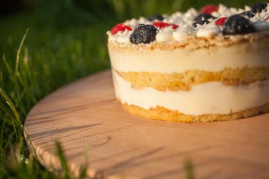 Tahta üzerinde tatlı pasta Çimen arka planda duruyor