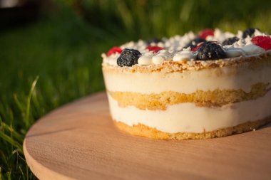 Tahta üzerinde tatlı pasta Çimen arka planda duruyor