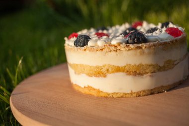 Tahta üzerinde tatlı pasta Çimen arka planda duruyor