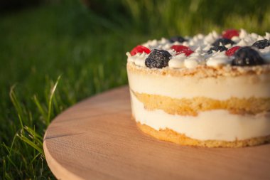 Tahta üzerinde tatlı pasta Çimen arka planda duruyor