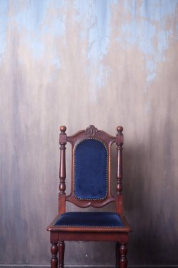 Eski stüdyo içinde eski tahta sandalye. 