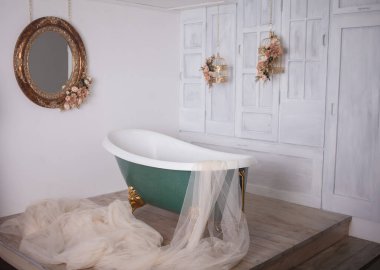 Stüdyo odasının ortasında banyo.