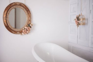 Stüdyo odasının ortasında banyo.