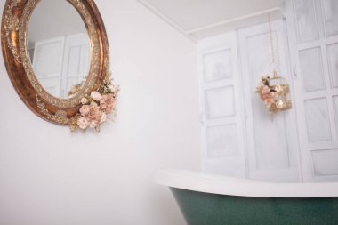 Stüdyo odasının ortasında banyo.