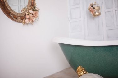 Stüdyo odasının ortasında banyo.