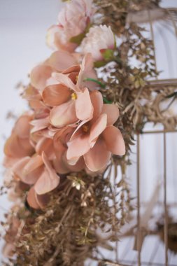 Klasik metal kafeste pembe çiçekler, stüdyo dekorasyonu.