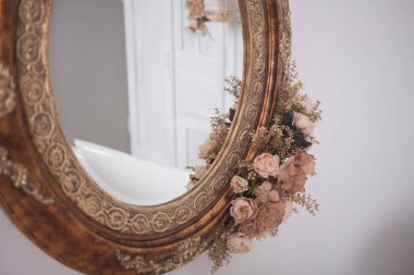 Çerçevede eski aynada pembe çiçekler, stüdyo dekorasyonu.
