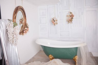 Bath in the center of the studio room
