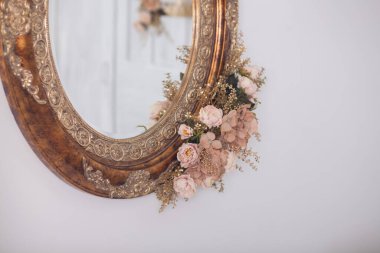 Çerçevede eski aynada pembe çiçekler, stüdyo dekorasyonu.