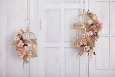 Klasik metal kafeste pembe çiçekler, stüdyo dekorasyonu.