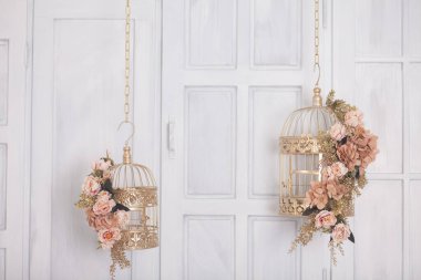 Klasik metal kafeste pembe çiçekler, stüdyo dekorasyonu.