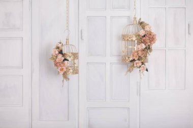 Klasik metal kafeste pembe çiçekler, stüdyo dekorasyonu.