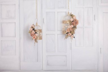 Klasik metal kafeste pembe çiçekler, stüdyo dekorasyonu.