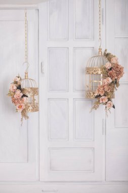 Klasik metal kafeste pembe çiçekler, stüdyo dekorasyonu.