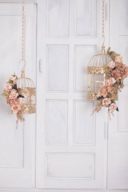 Klasik metal kafeste pembe çiçekler, stüdyo dekorasyonu.