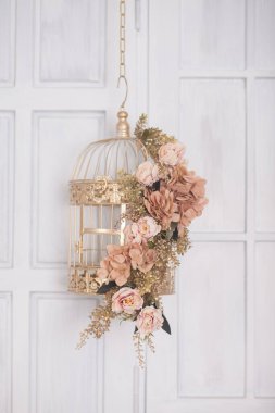 Klasik metal kafeste pembe çiçekler, stüdyo dekorasyonu.