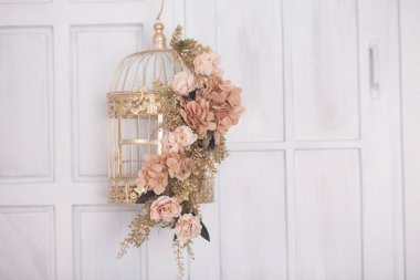 Klasik metal kafeste pembe çiçekler, stüdyo dekorasyonu.