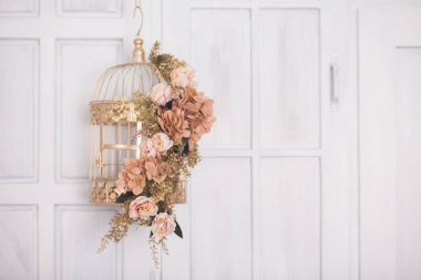 Klasik metal kafeste pembe çiçekler, stüdyo dekorasyonu.