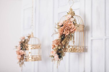 Klasik metal kafeste pembe çiçekler, stüdyo dekorasyonu.