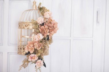 Klasik metal kafeste pembe çiçekler, stüdyo dekorasyonu.