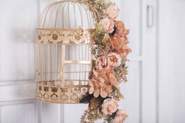 Klasik metal kafeste pembe çiçekler, stüdyo dekorasyonu.