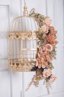 Klasik metal kafeste pembe çiçekler, stüdyo dekorasyonu.