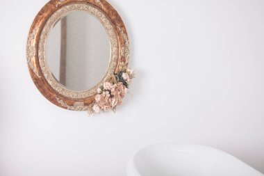 Çerçevede eski aynada pembe çiçekler, stüdyo dekorasyonu.