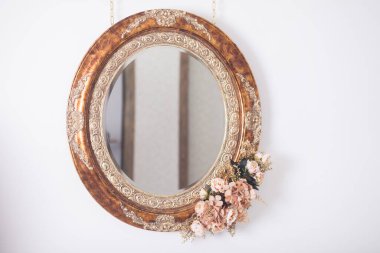 Çerçevede eski aynada pembe çiçekler, stüdyo dekorasyonu.