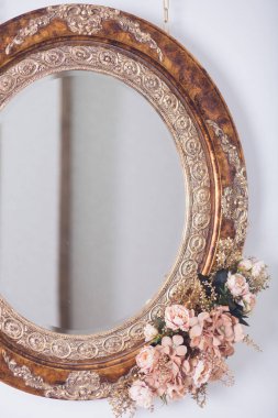 Çerçevede eski aynada pembe çiçekler, stüdyo dekorasyonu.