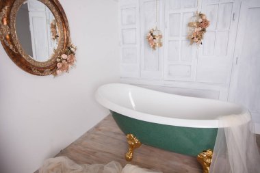 Stüdyo odasının ortasında banyo.