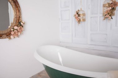 Stüdyo odasının ortasında banyo.