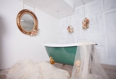 Stüdyo odasının ortasında banyo.