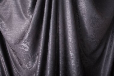 Modern stüdyo içinde açık gri kumaş perde