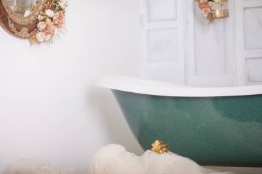 Stüdyo odasının ortasında banyo.