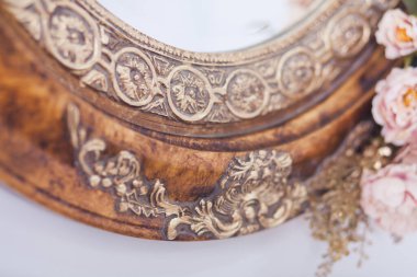 Çerçevede eski aynada pembe çiçekler, stüdyo dekorasyonu.