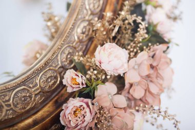 Çerçevede eski aynada pembe çiçekler, stüdyo dekorasyonu.