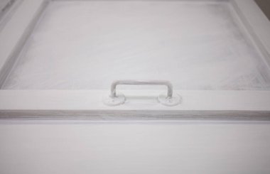 Modern stüdyo içinde beyaz kapılar