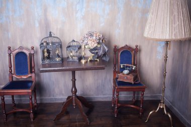 Retro telefon ve yer lambasıyla stüdyo. Vintage iç mimari 