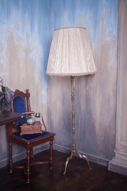 Retro telefon ve yer lambasıyla stüdyo. Vintage iç mimari 