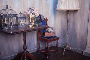 Retro telefon ve yer lambasıyla stüdyo. Vintage iç mimari 