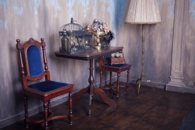 Retro telefon ve yer lambasıyla stüdyo. Vintage iç mimari 