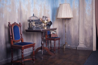 Retro telefon ve yer lambasıyla stüdyo. Vintage iç mimari 