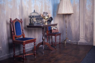 Retro telefon ve yer lambasıyla stüdyo. Vintage iç mimari 