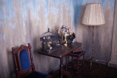 Retro telefon ve yer lambasıyla stüdyo. Vintage iç mimari 