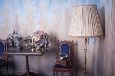 Retro telefon ve yer lambasıyla stüdyo. Vintage iç mimari 