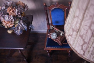Retro telefon ve yer lambasıyla stüdyo. Vintage iç mimari 
