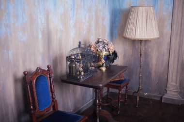 Retro telefon ve yer lambasıyla stüdyo. Vintage iç mimari 