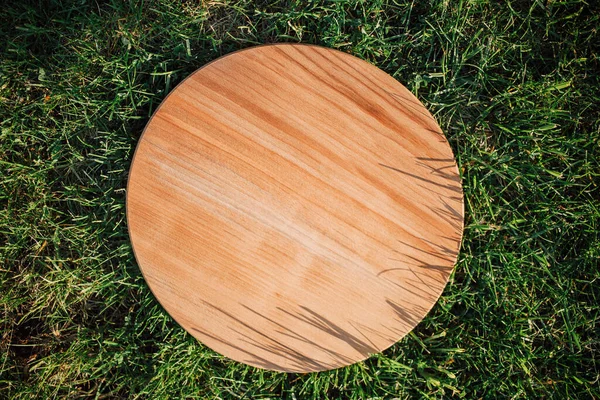 Yeşil çimenleri kesmek için yuvarlak ahşap kesme tahtası