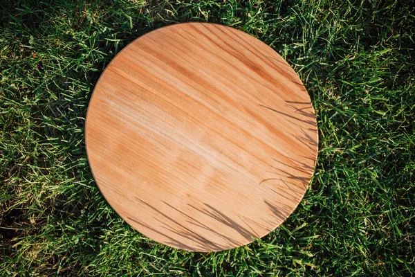 Yeşil çimenleri kesmek için yuvarlak ahşap kesme tahtası