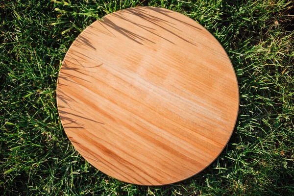 Yeşil çimenleri kesmek için yuvarlak ahşap kesme tahtası